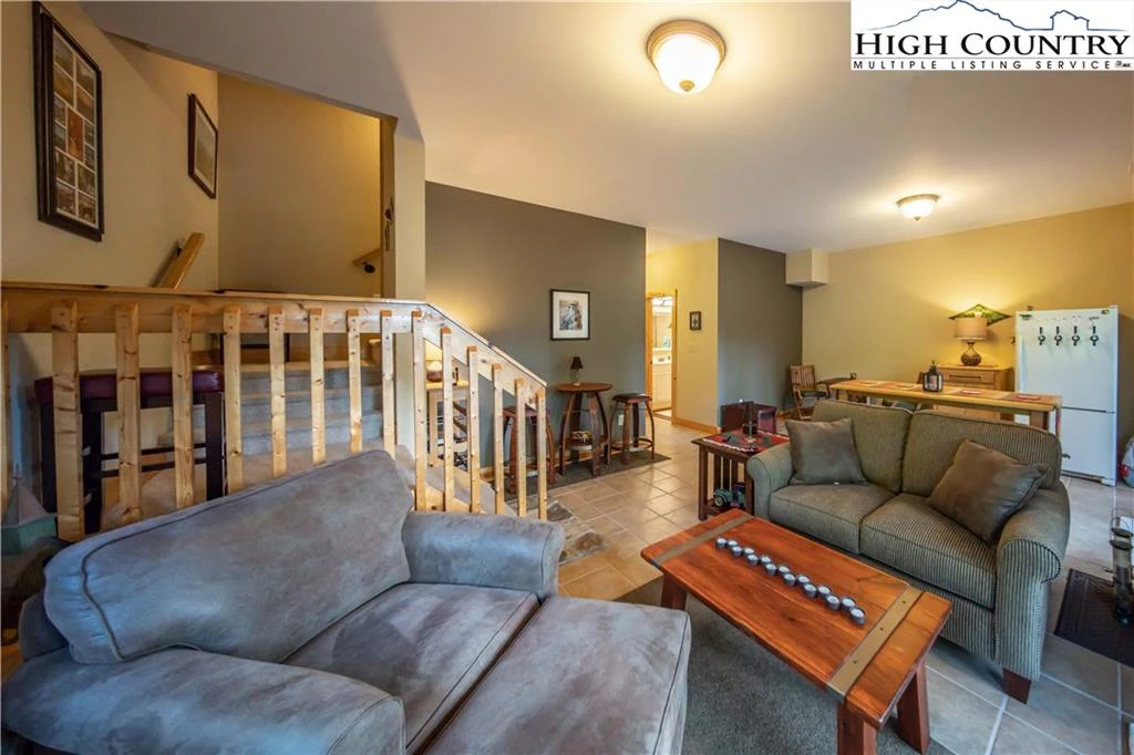 Image number 14 for the current listing