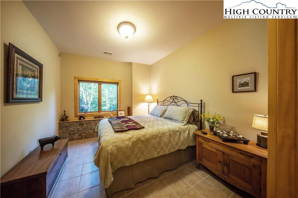 Image number 12 for the current listing