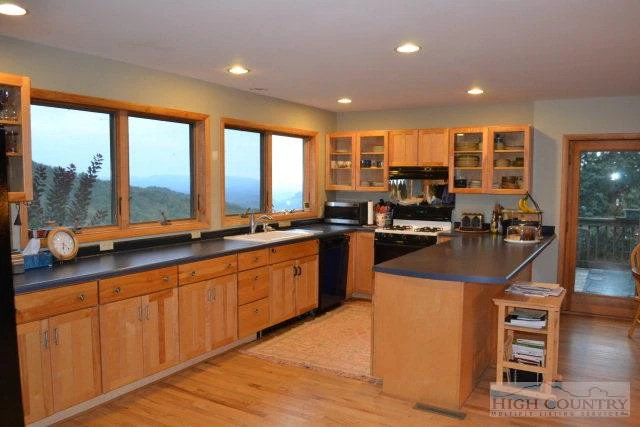 Image number 3 for the current listing