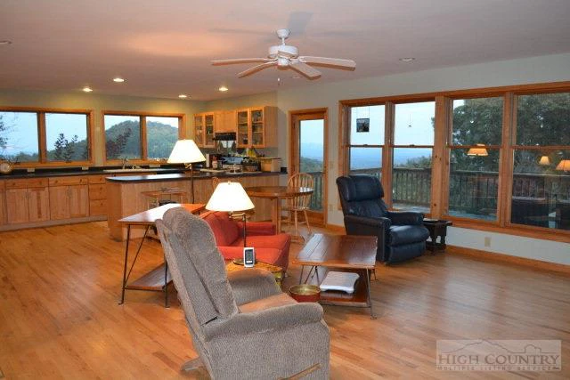 Image number 21 for the current listing
