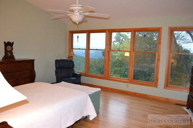 Image number 19 for the current listing
