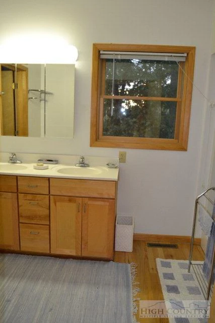 Image number 18 for the current listing