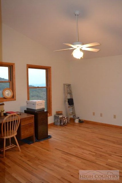 Image number 16 for the current listing