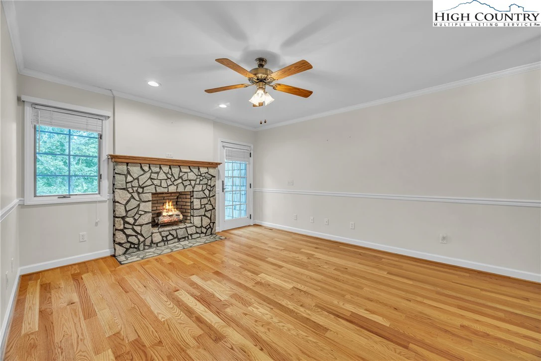 Image number 14 for the current listing