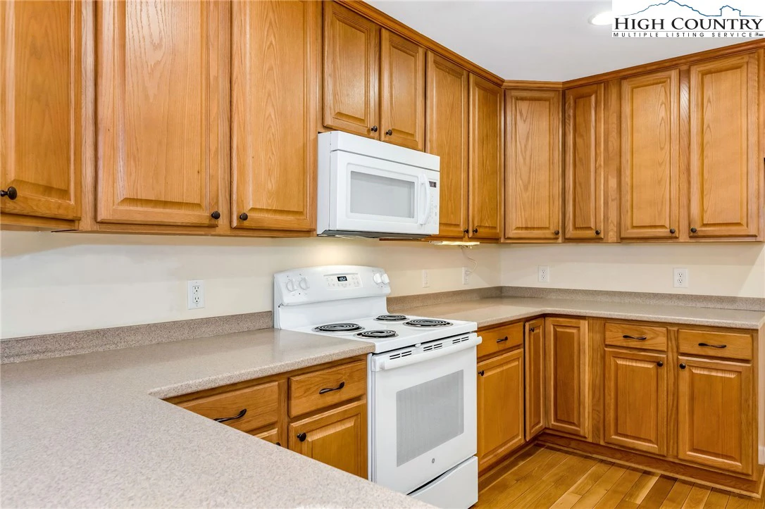 Image number 5 for the current listing