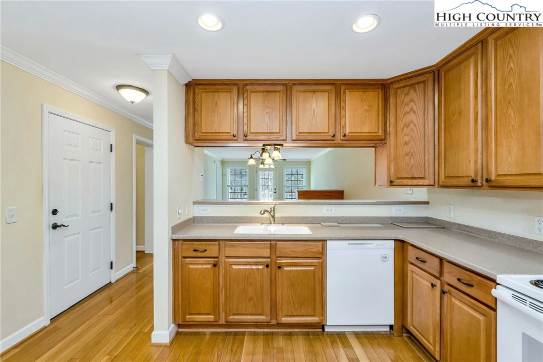 Image number 7 for the current listing