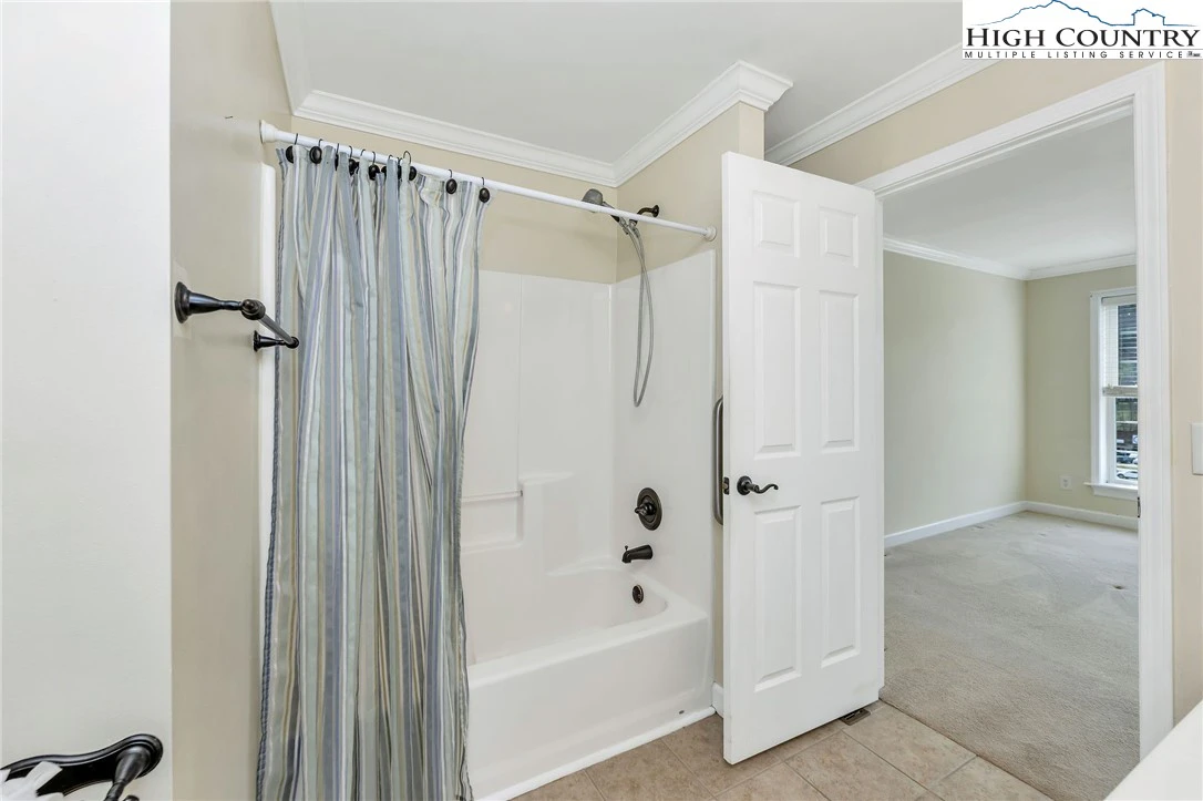 Image number 2 for the current listing