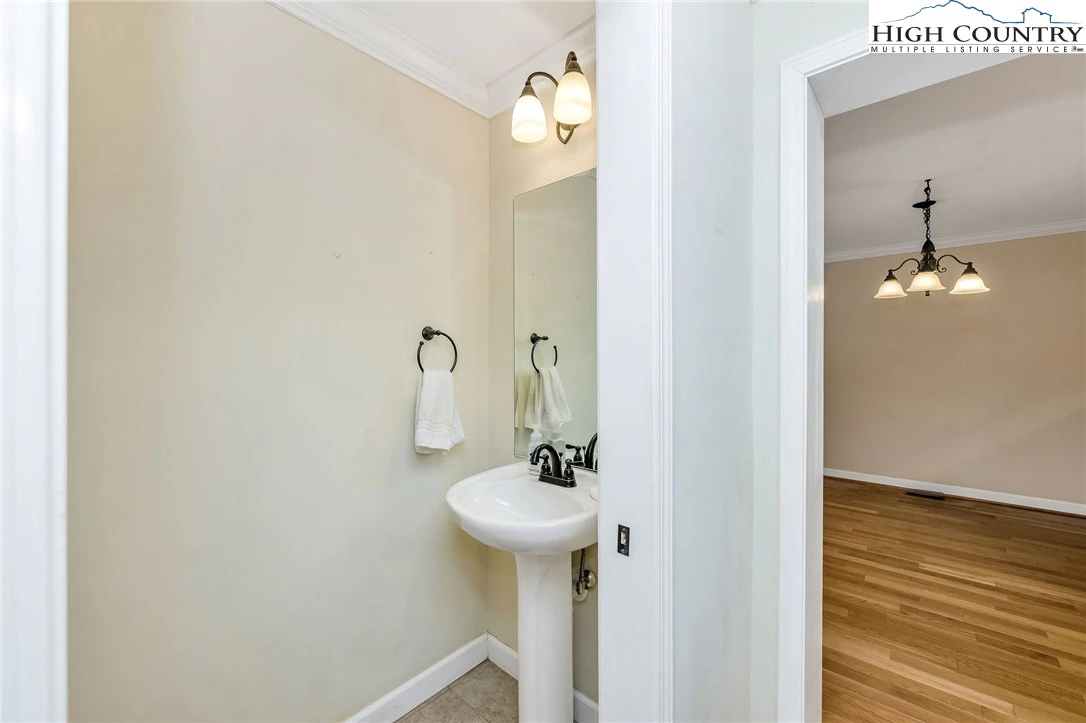 Image number 15 for the current listing