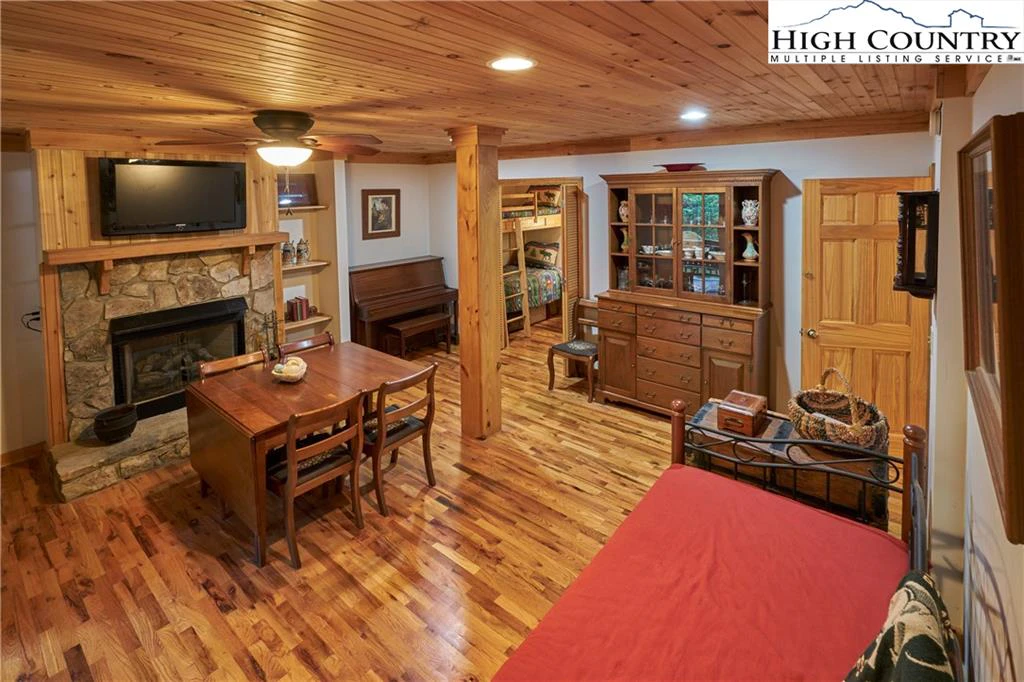 Image number 17 for the current listing