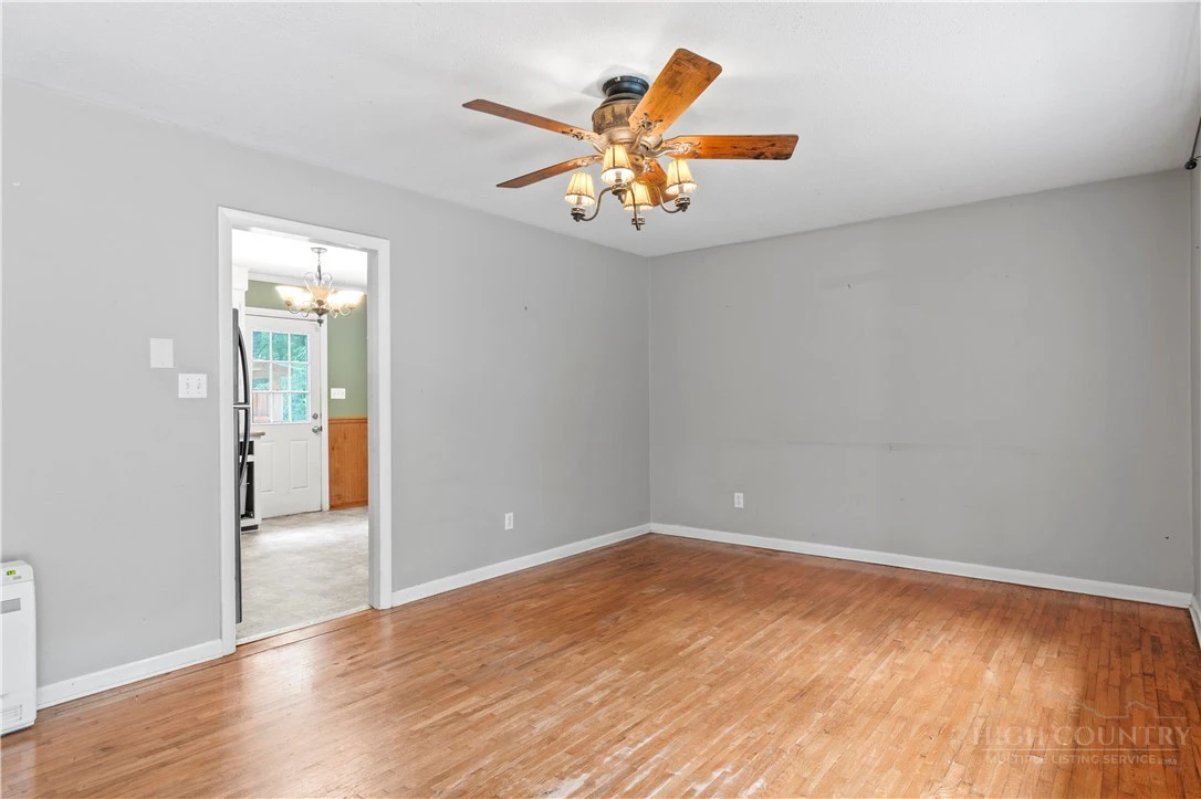 Image number 7 for the current listing