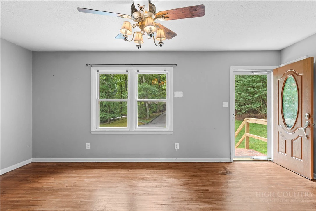 Image number 8 for the current listing