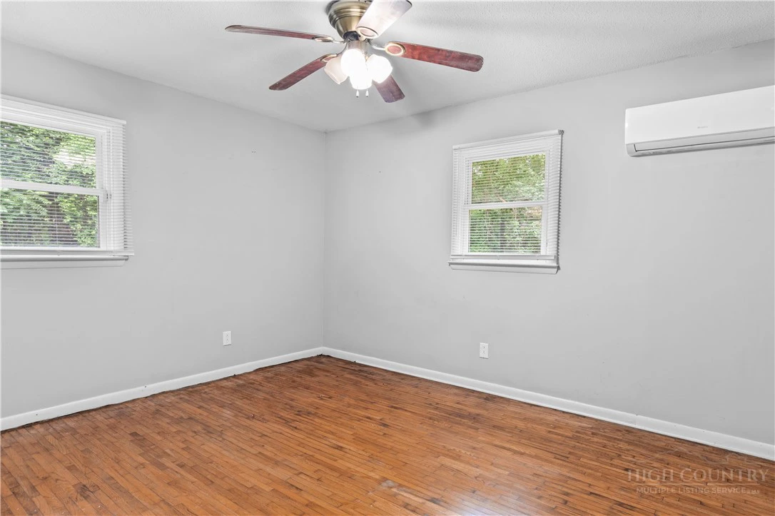 Image number 14 for the current listing