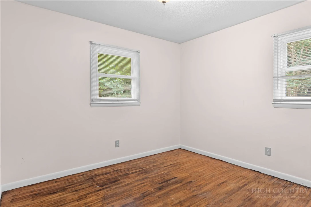 Image number 17 for the current listing