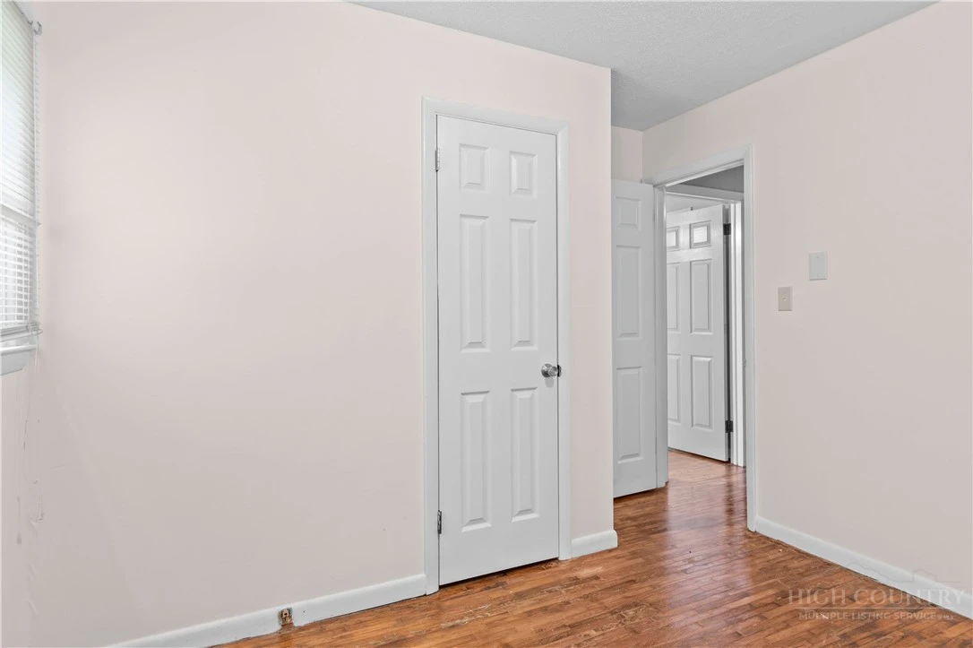 Image number 18 for the current listing