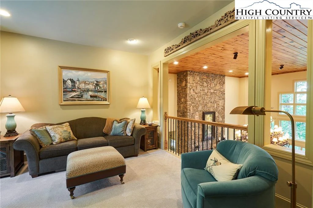 Image number 7 for the current listing