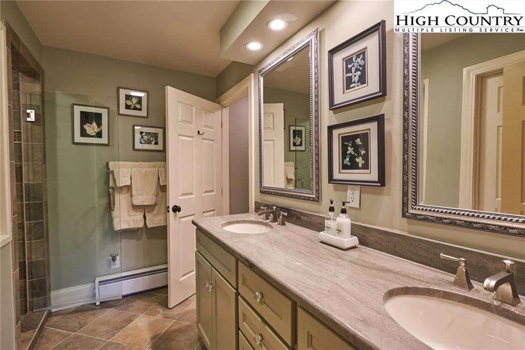 Image number 19 for the current listing