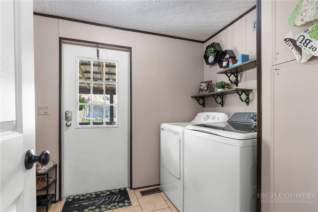 Image number 21 for the current listing