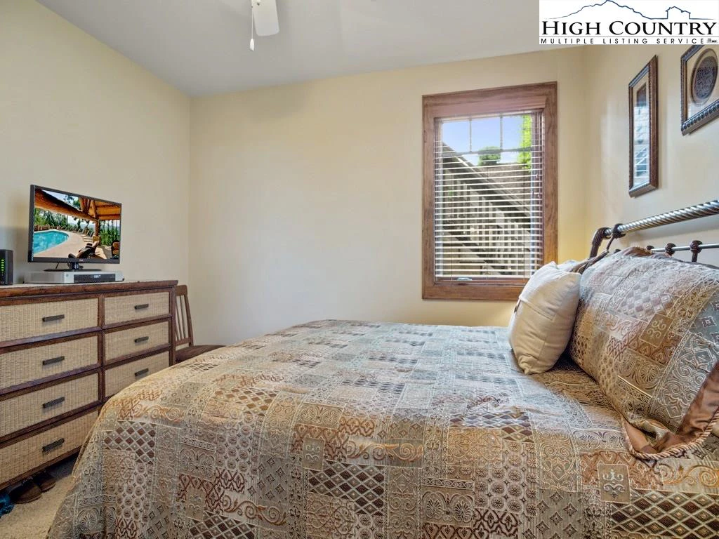 Image number 10 for the current listing