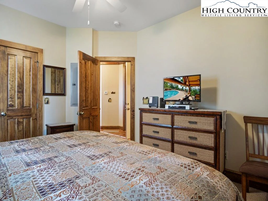 Image number 18 for the current listing