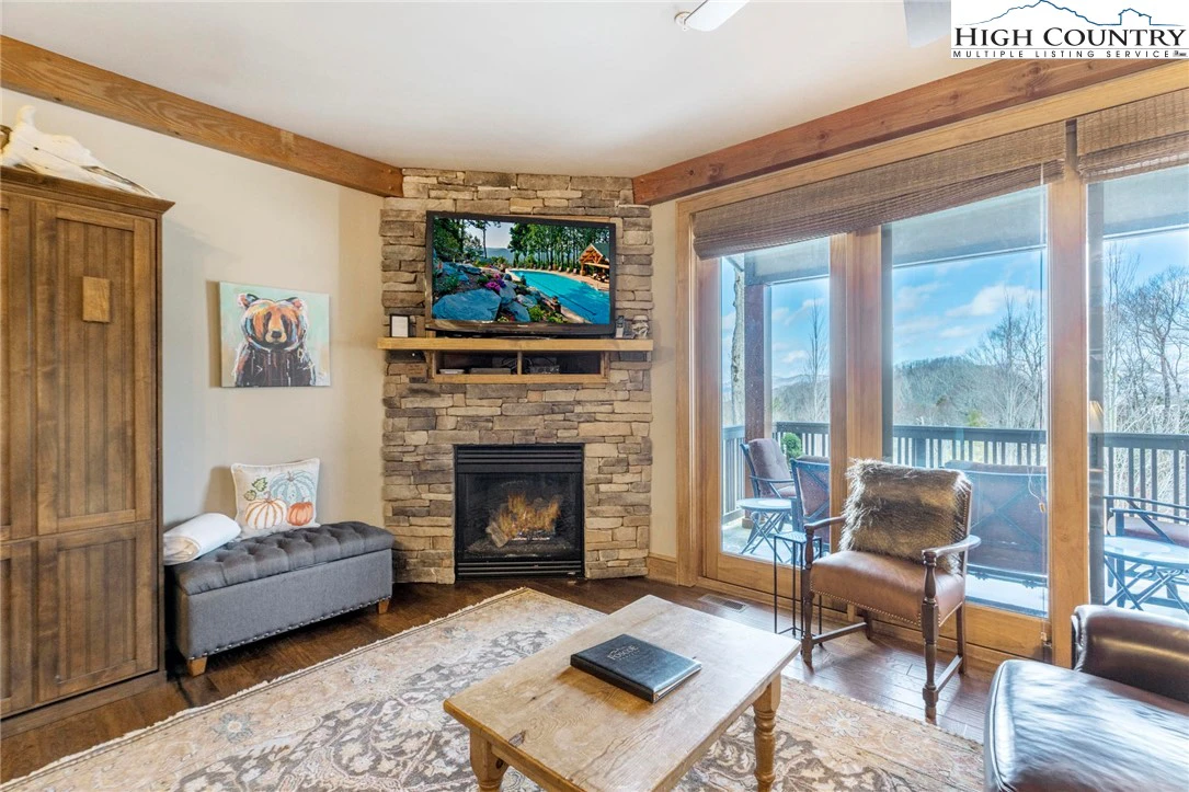 Image number 1 for the current listing