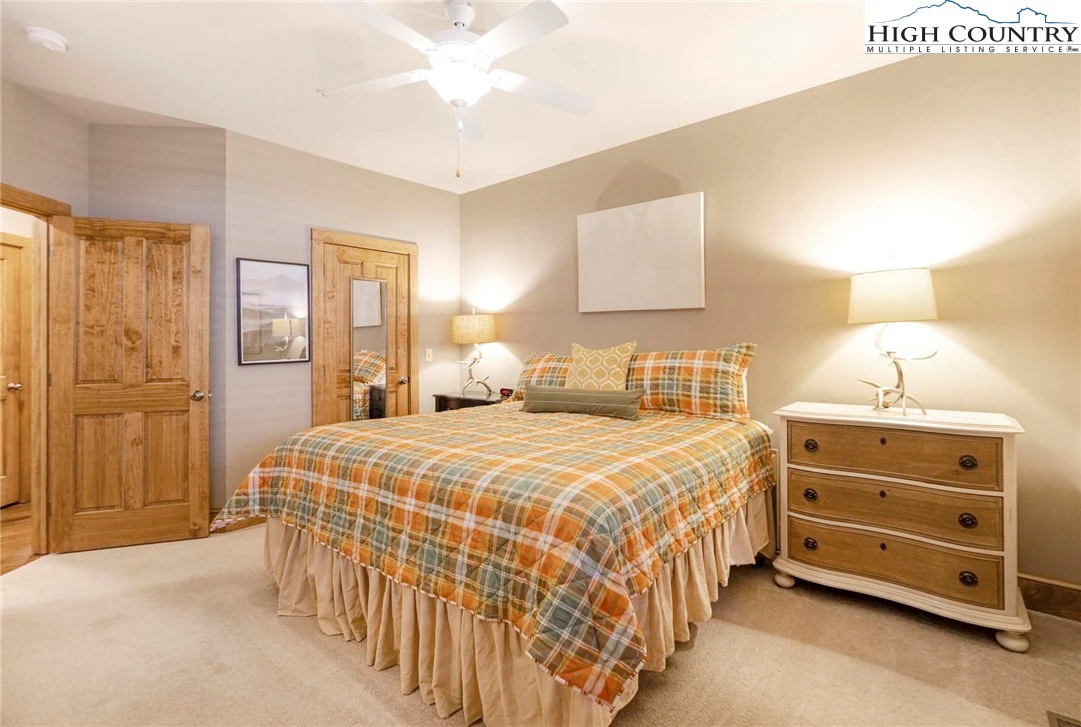 Image number 6 for the current listing
