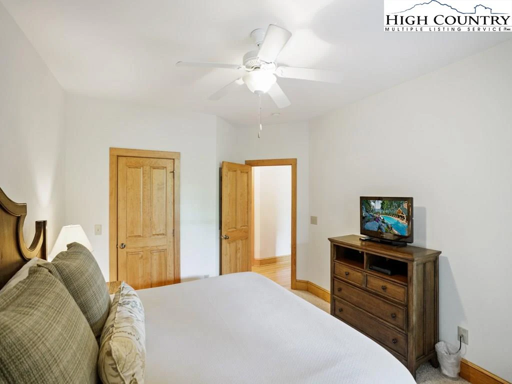 Image number 15 for the current listing