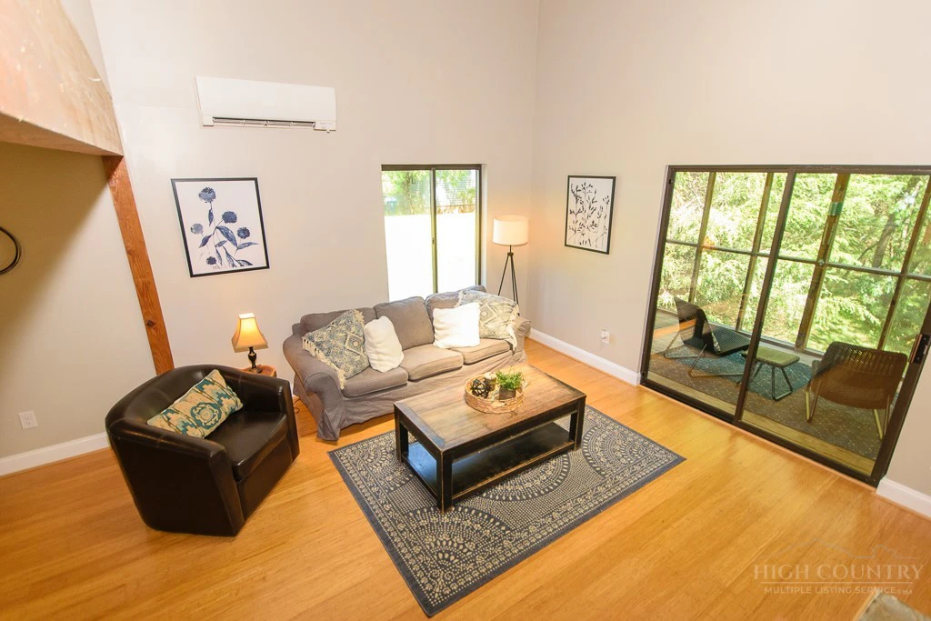 Image number 8 for the current listing