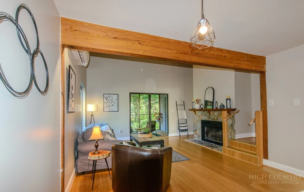Image number 13 for the current listing