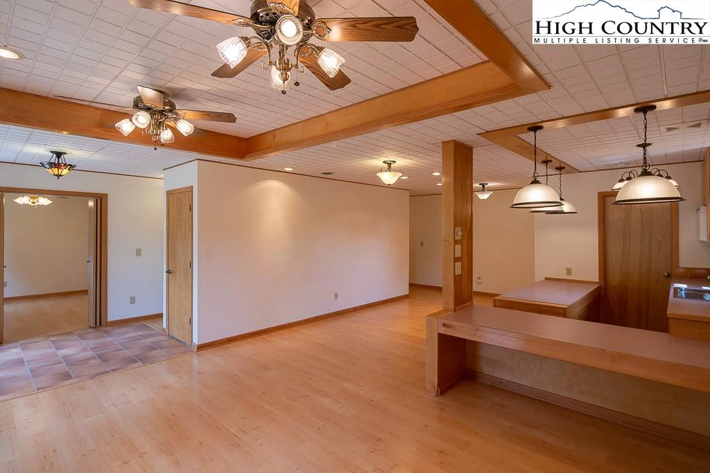 Image number 7 for the current listing