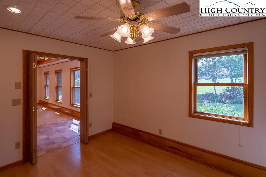 Image number 11 for the current listing
