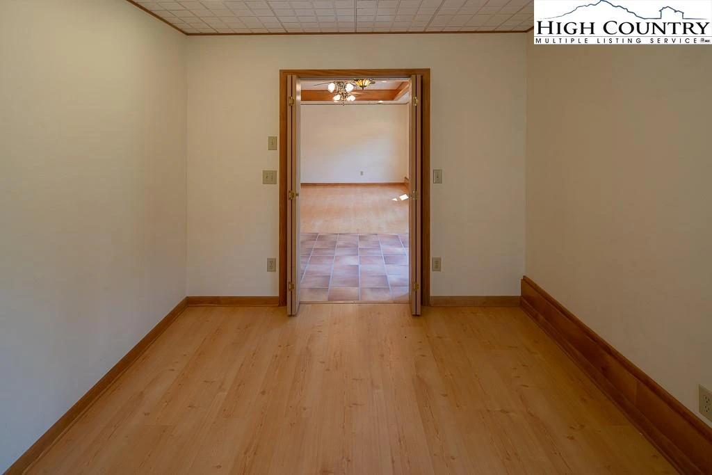 Image number 12 for the current listing