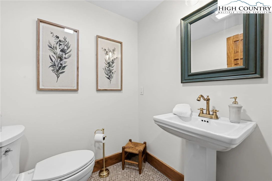 Image number 3 for the current listing