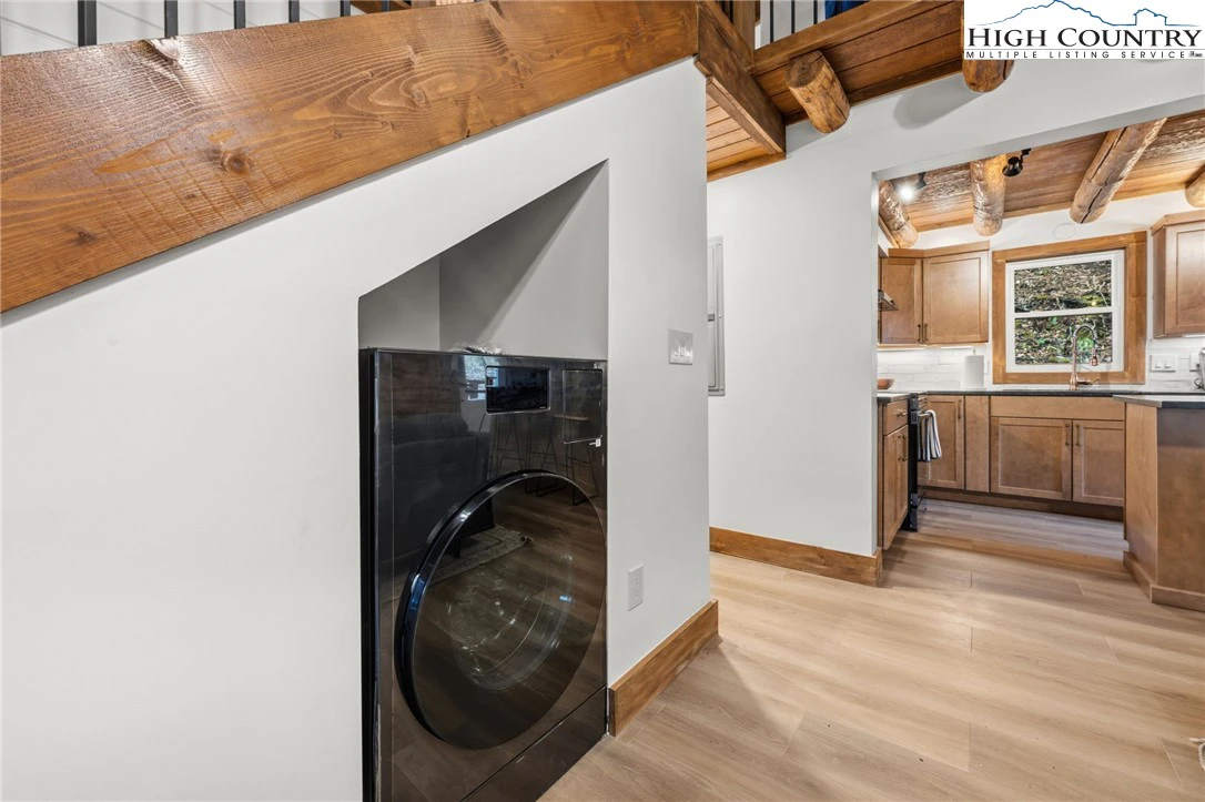 Image number 11 for the current listing
