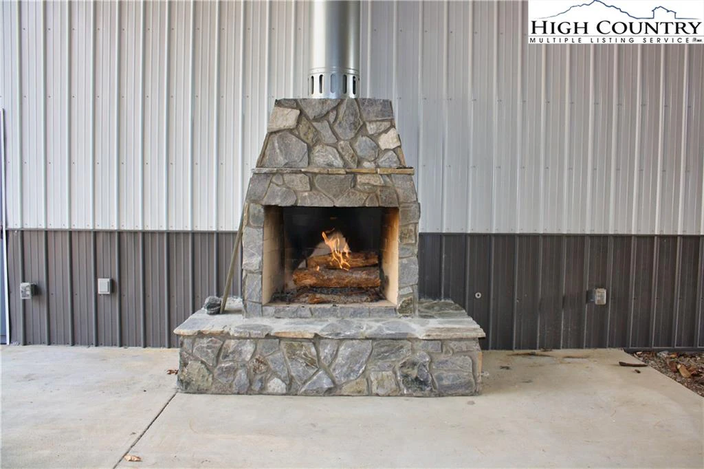 Image number 17 for the current listing