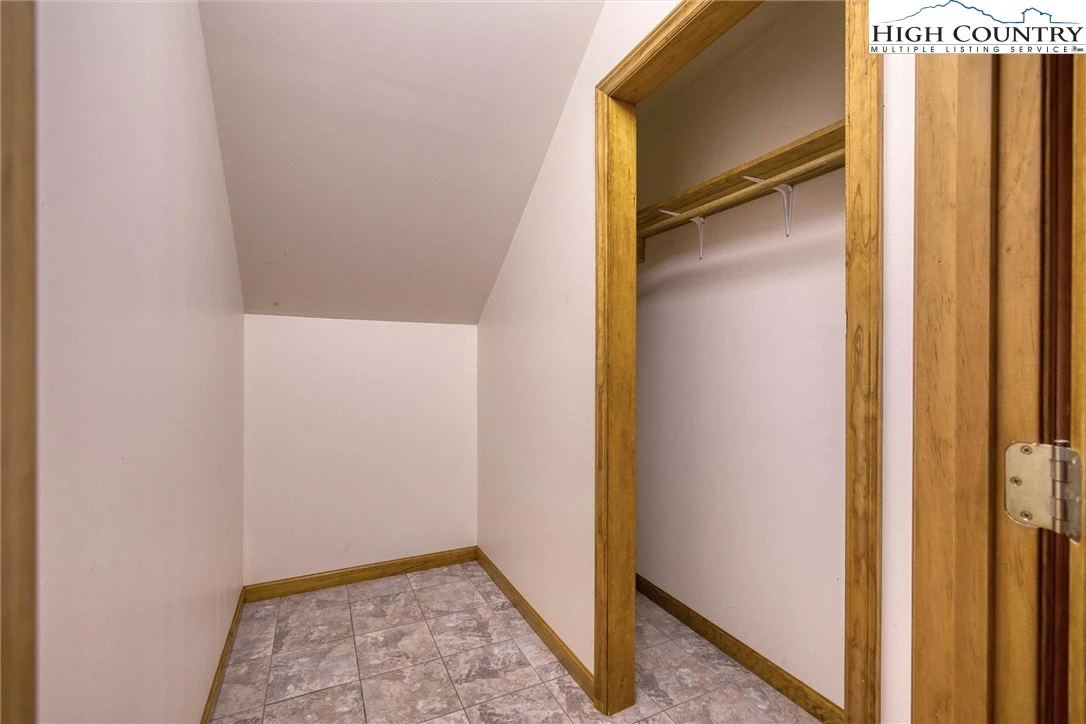 Image number 13 for the current listing