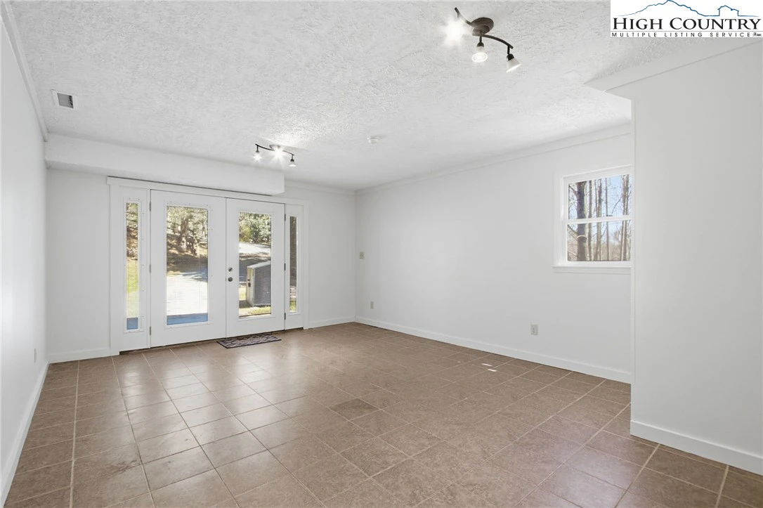 Image number 13 for the current listing