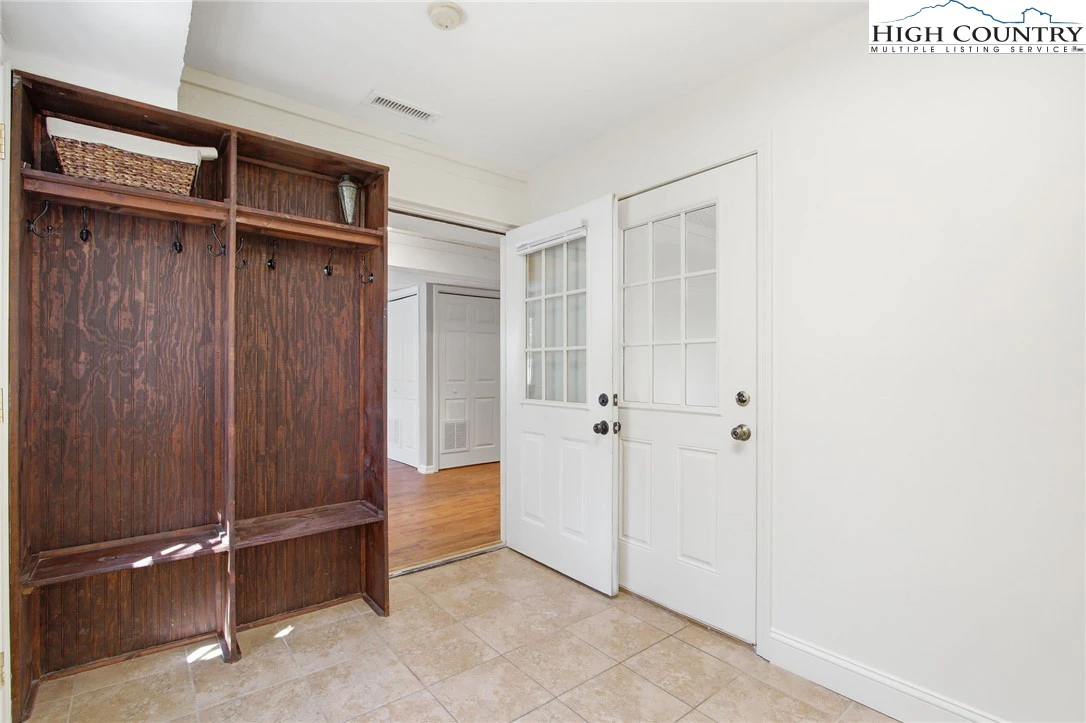 Image number 11 for the current listing