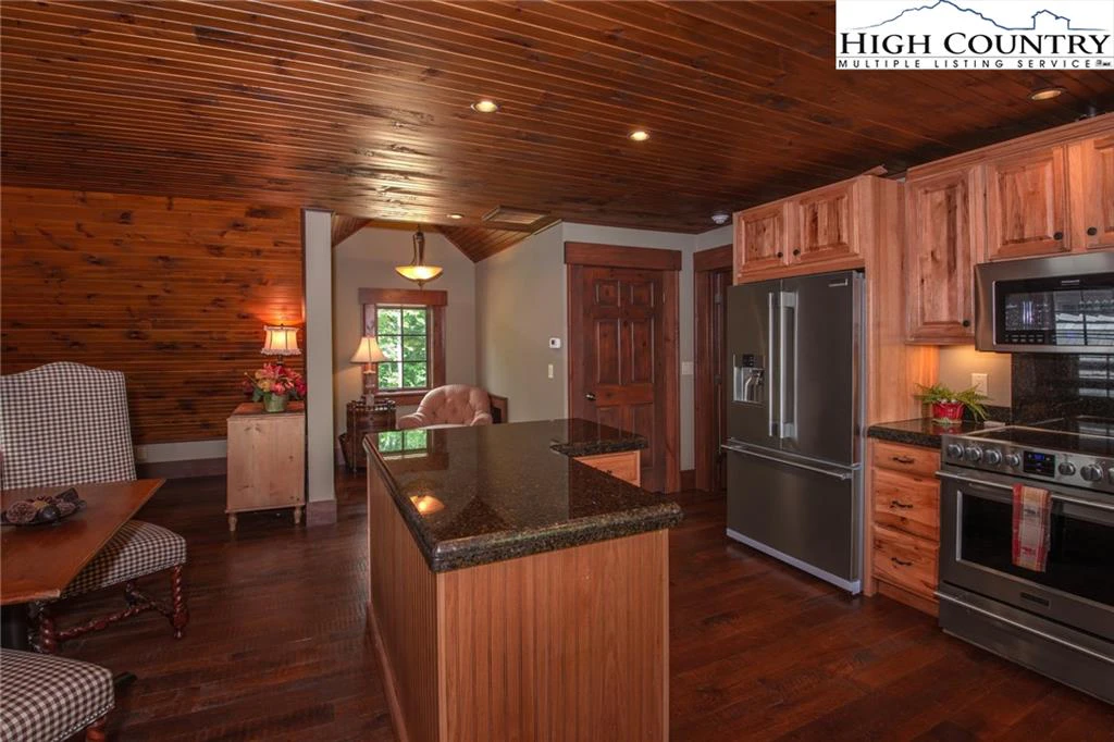 Image number 2 for the current listing