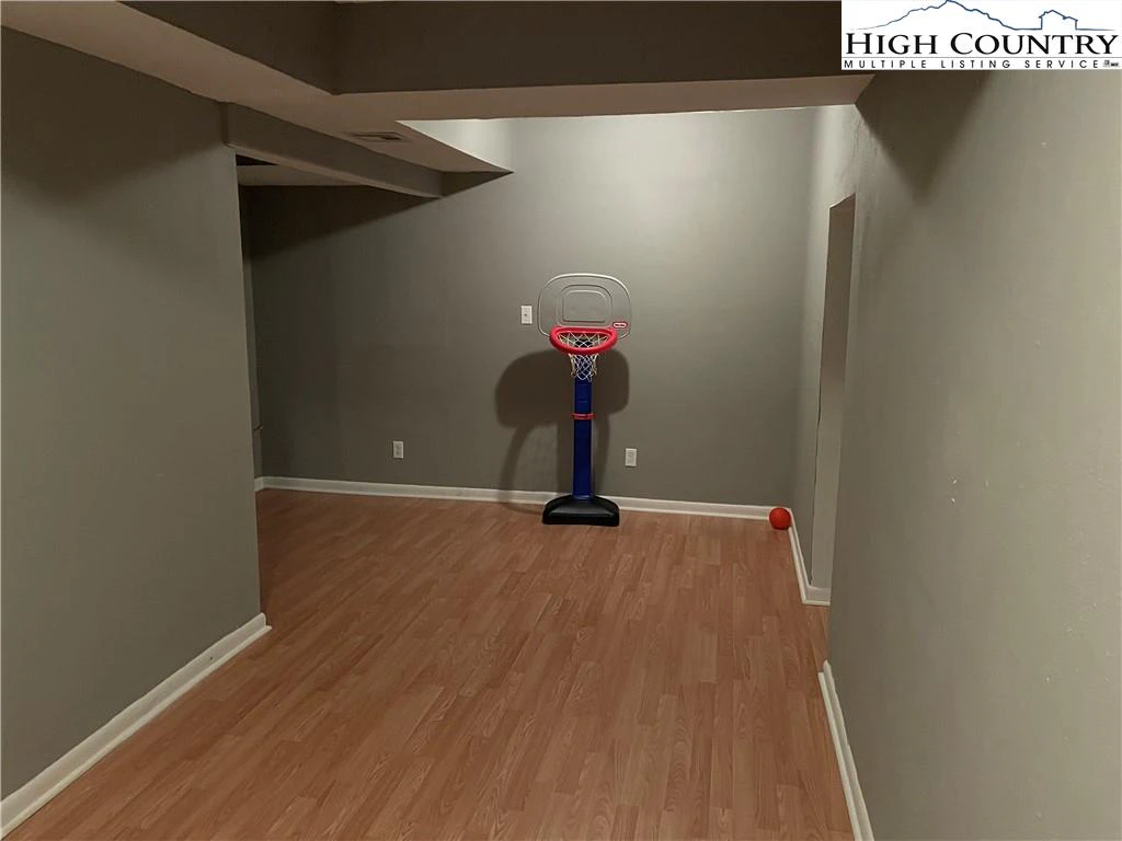 Image number 9 for the current listing