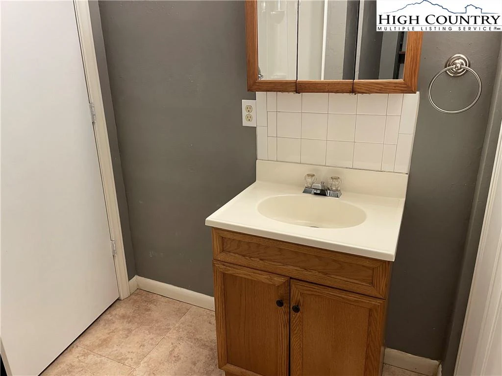 Image number 7 for the current listing