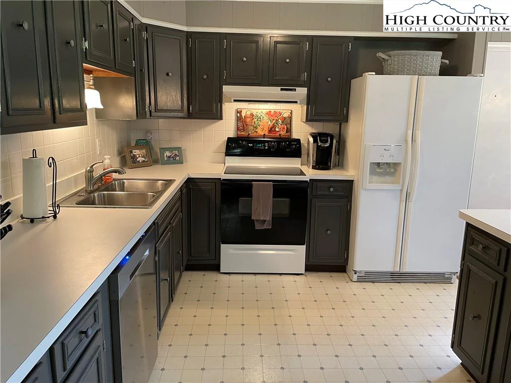 Image number 18 for the current listing