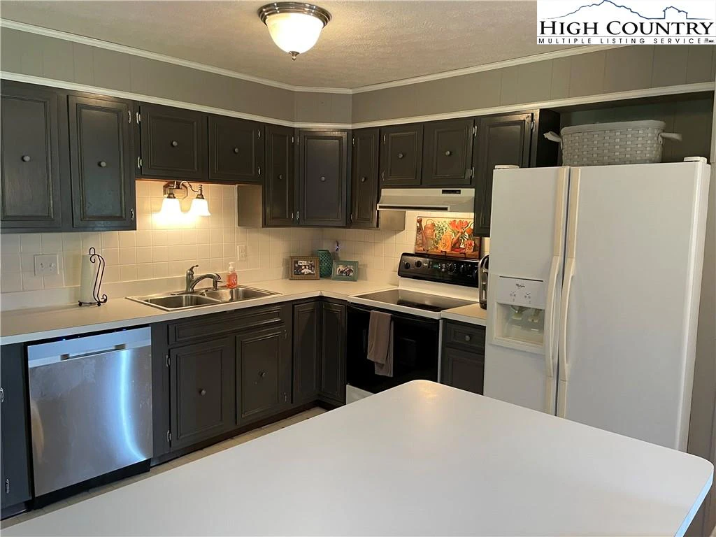 Image number 17 for the current listing