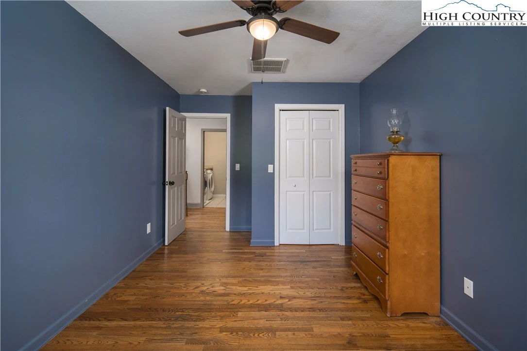 Image number 4 for the current listing
