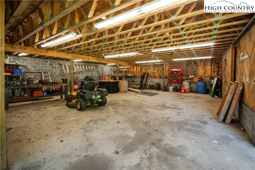 Image number 17 for the current listing