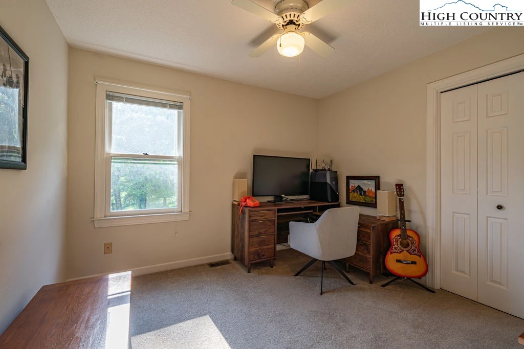 Image number 4 for the current listing