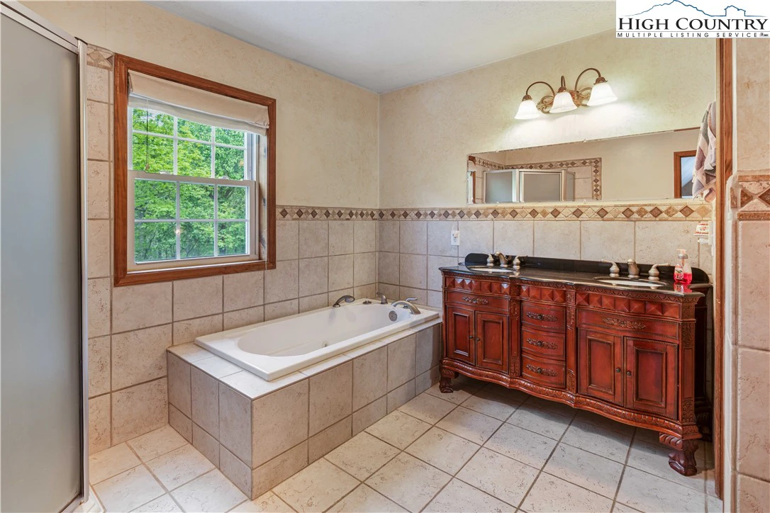 Image number 18 for the current listing