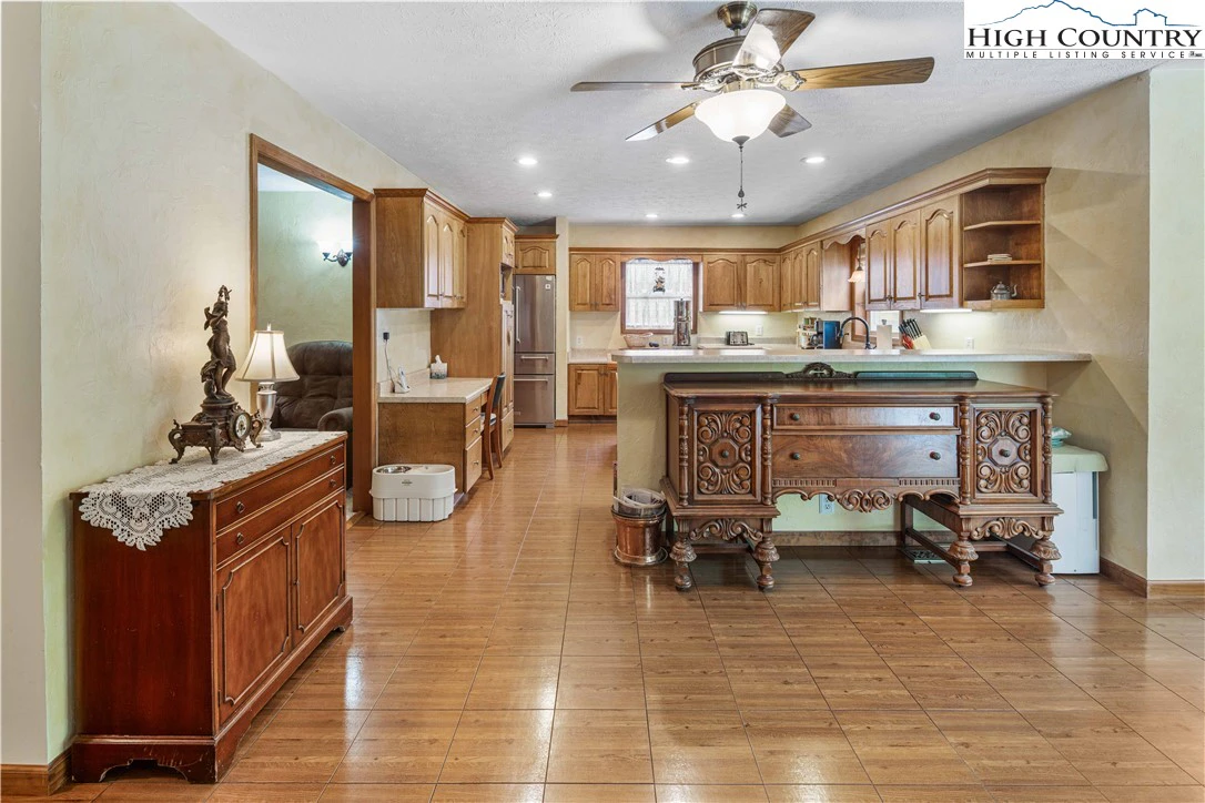 Image number 2 for the current listing