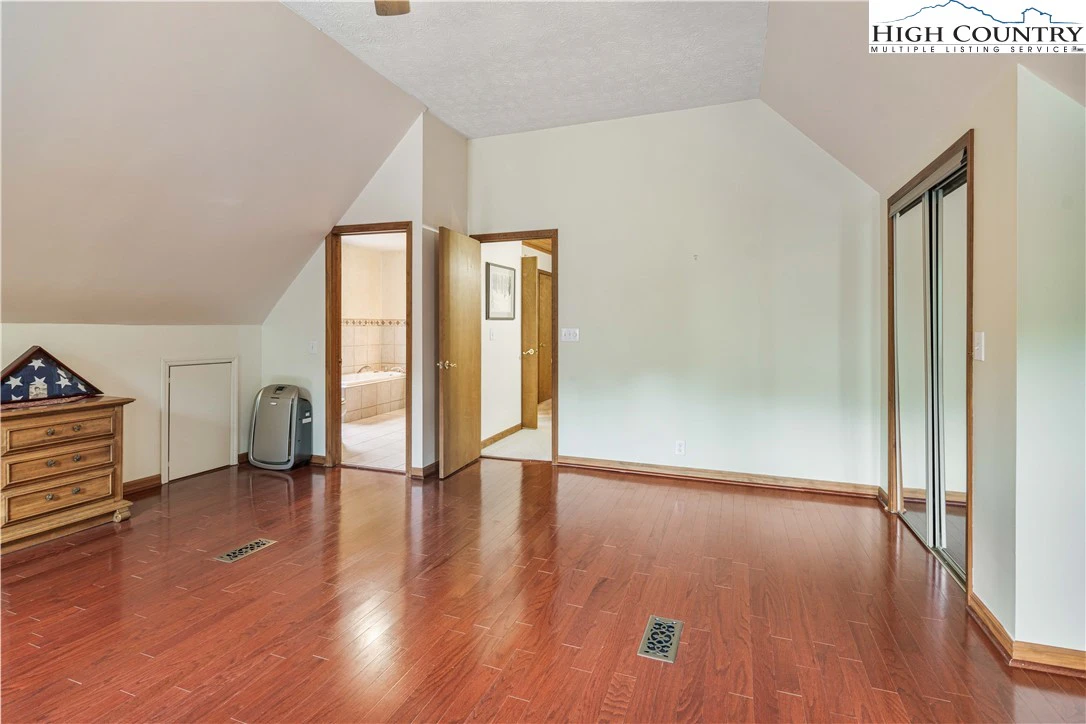 Image number 4 for the current listing