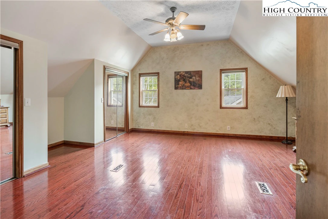 Image number 3 for the current listing