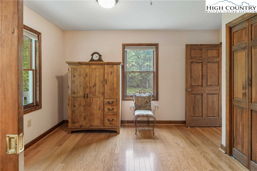Image number 1 for the current listing